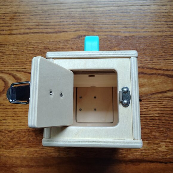 Lovevery bus and lockbox from the Realist playkit (19-21m) - Picture 7 of 16